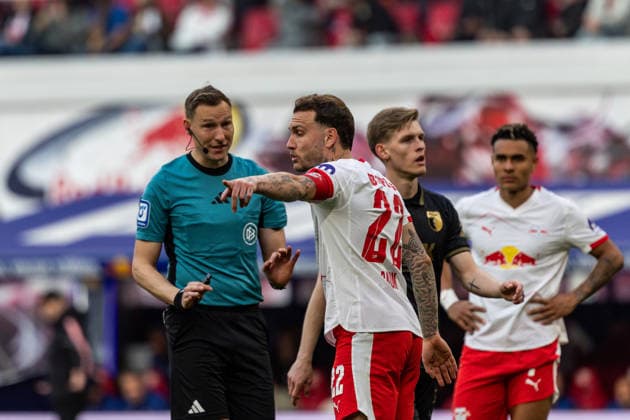 GER, Bundesliga, RB Leipzig FC Augsburg 07 03 2026, Red Bull Arena, Leipzig, GER, Bundesliga, RB Leipzig FC Augsburg David Raum RB Leipzig 22 discusses with Martin Petersen, referee Â nordphotoxGmbHxx xAlexanderxTrienitz nph00051