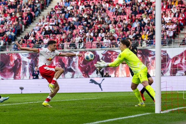 GER, Bundesliga, RB Leipzig FC Augsburg 07 03 2026, Red Bull Arena, Leipzig, GER, Bundesliga, RB Leipzig FC Augsburg Christoph Baumgartner RB Leipzig 14 in duel against Finn Dahmen FC Augsburg 1 Â nordphotoxGmbHxx xAlexanderxTrienitz nph00051