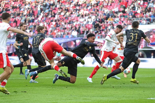 1 Soccer Bundesliga RB Leipzig FC Augsburg 07 03 2026 Brajan Gruda 10, RB Leipzig collides with Noahkai Banks 40, FC Augsburg LEIPZIG, GERMANY MARCH 7 Bundesliga match RB Leipzig FC Augsburg at Red Bull Arena on matchday 25 of 1 Bundesliga on March 7, 2026 in Leipzig, Germany DFL REGULATIONS PROHIBIT ANY USE OF PHOTOGRAPHS AS IMAGE SEQUENCES AND OR QUASI VIDEO Copyright: xBEAUTIFULxSPORTS JanxKaeferx