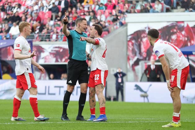 1 Soccer Bundesliga RB Leipzig FC Augsburg 07 03 2026 Referee Martin Petersen in discussion with captain David Raum 22, RB Leipzig LEIPZIG, GERMANY MARCH 7 Bundesliga match RB Leipzig FC Augsburg at Red Bull Arena on matchday 25 of 1 Bundesliga on March 7, 2026 in Leipzig, Germany DFL REGULATIONS PROHIBIT ANY USE OF PHOTOGRAPHS AS IMAGE SEQUENCES AND OR QUASI VIDEO Copyright: xBEAUTIFULxSPORTS JanxKaeferx
