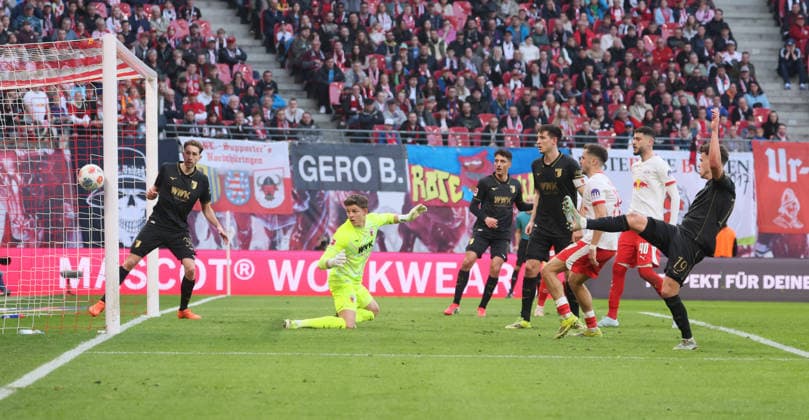 RB Leipzig Augsburg Bundesliga Leipzig, 07 03 2026, Red Bull Arena, Fußball, 1 Bundesliga, 25 Spieltag , RB Leipzig vs FC Augsburg , Im Bild Torchance für RB Leipzig Robin Fellhauer 19,Augsburg lenkt den Ball ins Toraus , Nur zur redaktionellen Nutzung Only editorial use , DFL DFB regulations prohibit any use of photographs as image sequences and or quasi video ,
