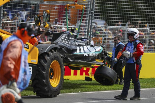 MELBOURNE, AUSTRALIA - MARCH 7: Mercedes AMG PETRONAS F1 Team F1 W17 of Andrea Kimi Antonelli being removed by Marshalls after crash during qualifying ahead of the F1 Grand Prix of Australia at Albert Park Circuit on March 7, 2026 in Melbourne, Australia.(Photo by Paddocker)  Copyright: xPaddocker SPPx Sportspressphoto_SPR103984