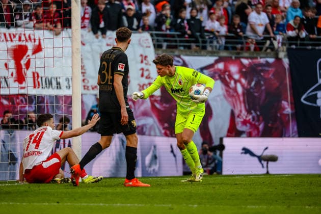 Finn Dahmen FC Augsburg, 01 wuetend auf Christoph Baumgartner RB Leipzig, 14 , Discussion, Streit, Arthur Chaves FC Augsburg, 34 , RB Leipzig vs FC Augsburg, Football, 1 Bundesliga, 25 Matchday, Season 2025 2026, 07 03 2026,¨ DFL REGULATES PROHIBIT ANY USE OF PHOTOGRAPHS AS IMAGE SEQUENCES AND OR QUASI VIDEO,¨ RB Leipzig vs FC Augsburg, Football, 1 Bundesliga, 25 Matchday, Season 2025 2026, 07 03 2026 Leipzig Copyright: xEibner-Pressefoto LauraxRoemerx EP_LRR