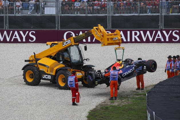 MELBOURNE, AUSTRALIA - MARCH 7: Marshals remove Max Verstappen’s Oracle Red Bull Racing RB22 after crashing during qualifying ahead of the F1 Grand Prix of Australia at Albert Park Circuit on March 7, 2026 in Melbourne, Australia.(Photo by Paddocker)  Copyright: xPaddocker SPPx Sportspressphoto_SPR103993