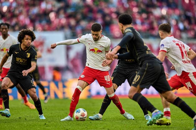 07 03 2026, Football, Men, Bundesliga, 2025 2026, RB Leipzig FC Augsburg Romulo 40, RB Leipzig , action, with ball, duel for ball Leipzig Red Bull Arena Saxony Germany