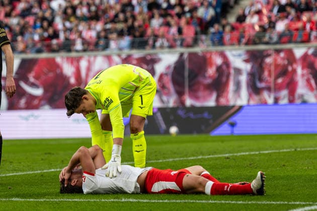 GER, Bundesliga, RB Leipzig FC Augsburg 07 03 2026, Red Bull Arena, Leipzig, GER, Bundesliga, RB Leipzig FC Augsburg Finn Dahmen FC Augsburg 1 looks at Willi Orban RB Leipzig 4 Â lying on the ground nordphotoxGmbHxx xAlexanderxTrienitz nph00051