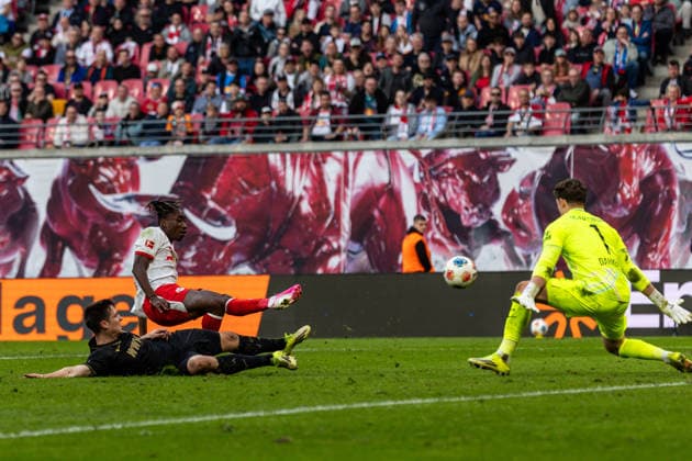 GER, Bundesliga, RB Leipzig FC Augsburg 07 03 2026, Red Bull Arena, Leipzig, GER, Bundesliga, RB Leipzig FC Augsburg Yan Diomande RB Leipzig 49 in duel against Keven Schlotterbeck FC Augsburg 31 with em 1 1 Â nordphotoxGmbHxx xAlexanderxTrienitz nph00051