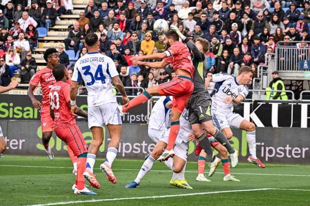 Leonardo Pavoletti of Cagliari Calcio, Jean Butez of Como 1907 during Cagliari Calcio vs Como 1907, Italian soccer Serie A match in Cagliari, Italy, March 07 2026  Copyright: xLuigixCanu IPAxSportx xipa-agency.netx xx IPA_72516248 IPA_Agency_IPA72516248