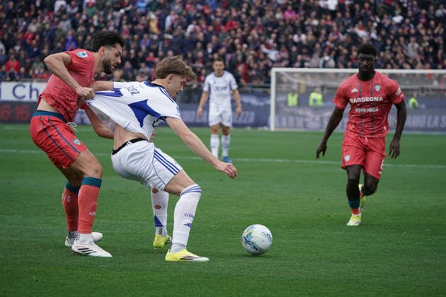 Cagliari Calcio v Como 1907 - Serie A Jesus Rodriguez of Como 1907 and Alberto Dossena, number 22 of Cagliari Calcio, play during the Serie A TIM match between Cagliari Calcio and Como 1907 in Italy on March 7, 2026. Cagliari Italy  Copyright: xAlessandroxToccox originalFilename:alessandro-cagliari260307_npd70.jpg