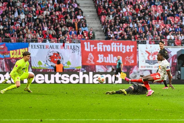 Soccer I Men I Season 2025 2026 I Bundesliga I Matchday 25 I RB Leipzig FC Augsburg I 07 03 2026 Yan Diomande 49, RB Leipzig gets the better of Keven Schlotterbeck 31, FC Augsburg to score the 1 1 equalizer Leipzig Red Bull Arena Saxony Germany Copyright: xLobeca InesxHähnelx