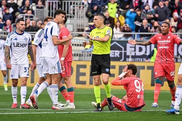 CALCIO - Serie A - Cagliari Calcio vs Como 1907 Livio Marinelli, Arbitro, Referee, , Sebastiano Esposito of Cagliari Calcio during Cagliari Calcio vs Como 1907, Italian soccer Serie A match in Cagliari, Italy, March 07 2026 Cagliari Italy  Copyright: xIPAxSport ABACAx