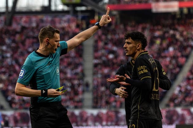 GER, Bundesliga, RB Leipzig FC Augsburg 07 03 2026, Red Bull Arena, Leipzig, GER, Bundesliga, RB Leipzig FC Augsburg Martin Petersen, Referee discusses with Dimitris Giannoulis FC Augsburg 13 Â nordphotoxGmbHxx xAlexanderxTrienitz nph00051