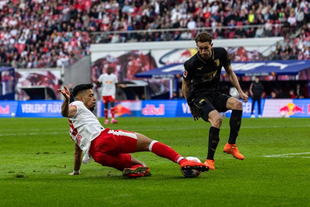 GER, Bundesliga, RB Leipzig FC Augsburg 07 03 2026, Red Bull Arena, Leipzig, GER, Bundesliga, RB Leipzig FC Augsburg Benjamin Henrichs RB Leipzig 39 in duel against Arthur Chaves FC Augsburg 34 Â nordphotoxGmbHxx xAlexanderxTrienitz nph00051