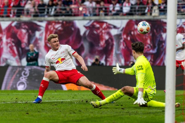 GER, Bundesliga, RB Leipzig FC Augsburg 07 03 2026, Red Bull Arena, Leipzig, GER, Bundesliga, RB Leipzig FC Augsburg Conrad Harder RB Leipzig 11 in duel against Finn Dahmen FC Augsburg 1 Â nordphotoxGmbHxx xAlexanderxTrienitz nph00051