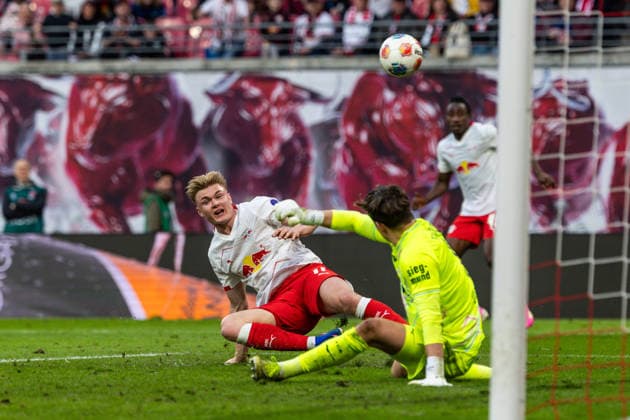 GER, Bundesliga, RB Leipzig FC Augsburg 07 03 2026, Red Bull Arena, Leipzig, GER, Bundesliga, RB Leipzig FC Augsburg Conrad Harder RB Leipzig 11 in duel against Finn Dahmen FC Augsburg 1 Â nordphotoxGmbHxx xAlexanderxTrienitz nph00051