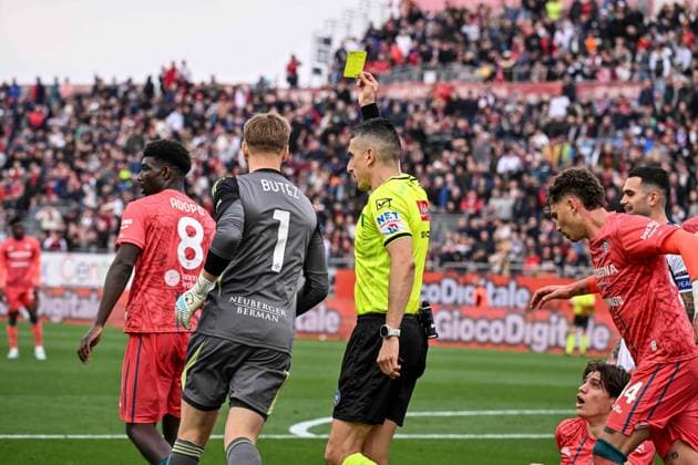 Livio Marinelli, Arbitro, Referee, Marco Palestra of Cagliari Calcio, during Cagliari Calcio vs Como 1907, Italian soccer Serie A match in Cagliari, Italy, March 07 2026  Copyright: xLuigixCanu IPAxSportx xipa-agency.netx xx IPA_72514602 IPA_Agency_IPA72514602