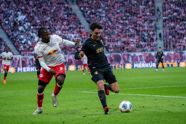 Germany Bundesliga 2025 2026, Matchday 25 RB Leipzig vs FC Augsburg Red Bull Arena Leipzig Dimitrios Giannoulis FC Augsburg, 13 on the ball Copyright: xTomxLauruschkatx