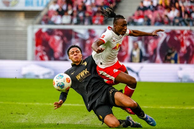Noahkai Banks FC Augsburg, 40 , Yan Diomande RB Leipzig, 49 duel, duel, fight, RB Leipzig vs FC Augsburg, Football, 1 Bundesliga, 25 Matchday, Season 2025 2026, 07 03 2026,¨ DFL REGULATIONS PROHIBIT ANY USE OF PHOTOGRAPHS AS IMAGE SEQUENCES AND OR QUASI VIDEO,¨ RB Leipzig vs FC Augsburg, Football, 1 Bundesliga, 25 Matchday, Season 2025 2026, 07 03 2026 Leipzig Copyright: xEibner-Pressefoto LauraxRoemerx EP_LRR