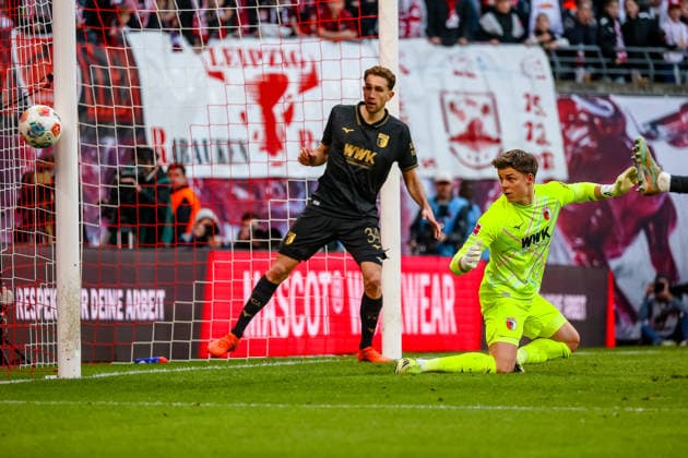 Ball goes past the goal, Arthur Chaves FC Augsburg, 34 , Finn Dahmen FC Augsburg, 01 , RB Leipzig vs FC Augsburg, Football, 1 Bundesliga, Matchday 25, Season 2025 2026, 07 03 2026,¨ DFL REGULATIONS PROHIBIT ANY USE OF PHOTOGRAPHS AS IMAGE SEQUENCES AND OR QUASI VIDEO,¨ RB Leipzig vs FC Augsburg, Football, 1 Bundesliga, Matchday 25, Season 2025 2026, 07 03 2026 Leipzig Copyright: xEibner-Pressefoto LauraxRoemerx EP_LRR