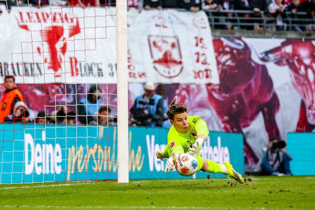 Finn Dahmen FC Augsburg, 01 haelt den Ball, RB Leipzig vs FC Augsburg, Football, 1 Bundesliga, 25 Matchday, Season 2025 2026, 07 03 2026,¨ DFL REGULATIONS PROHIBIT ANY USE OF PHOTOGRAPHS AS IMAGE SEQUENCES AND OR QUASI VIDEO,¨ RB Leipzig vs FC Augsburg, Football, 1 Bundesliga, 25 Matchday, Season 2025 2026, 07 03 2026 Leipzig Copyright: xEibner-Pressefoto LauraxRoemerx EP_LRR
