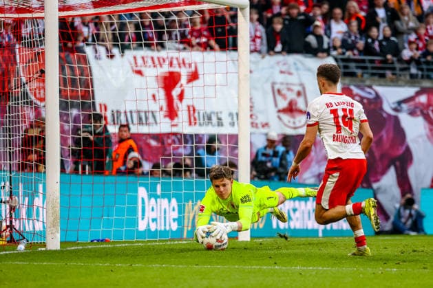 Finn Dahmen FC Augsburg, 01 haelt den balll gegen Christoph Baumgartner RB Leipzig, 14 , RB Leipzig vs FC Augsburg, Football, 1 Bundesliga, 25 Matchday, Season 2025 2026, 07 03 2026,¨ DFL REGULATIONS PROHIBIT ANY USE OF PHOTOGRAPHS AS IMAGE SEQUENCES AND OR QUASI VIDEO,¨ RB Leipzig vs FC Augsburg, Football, 1 Bundesliga, 25 Matchday, Season 2025 2026, 07 03 2026 Leipzig Copyright: xEibner-Pressefoto LauraxRoemerx EP_LRR