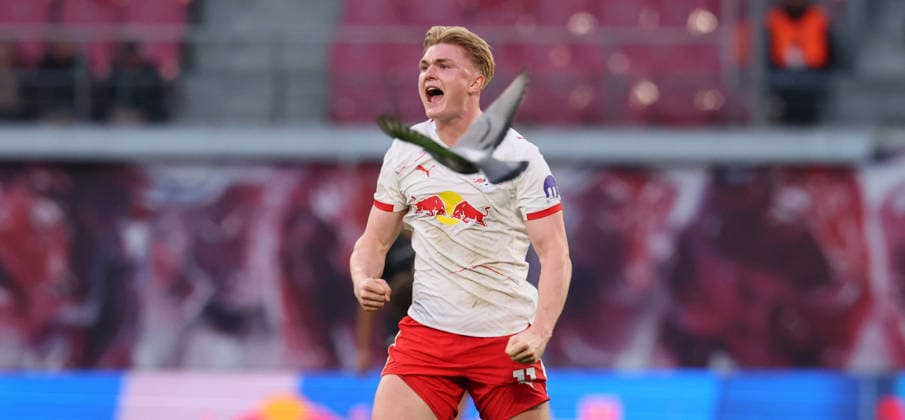RB Leipzig Augsburg Bundesliga Leipzig, 07 03 2026, Red Bull Arena, Soccer, 1 Bundesliga, 25 Matchday , RB Leipzig vs FC Augsburg 2 1 0 1 , In the picture Leipzig cheers after the match Conrad Harder 11, RBL with a pigeon , For editorial use only Only editorial use , DFL DFB regulations prohibit any use of photographs as image sequences and or quasi video ,