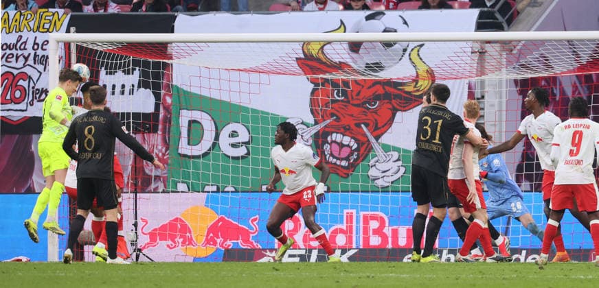 RB Leipzig Augsburg Bundesliga Leipzig, 07 03 2026, Red Bull Arena, Fußball, 1 Bundesliga, 25 Spieltag , RB Leipzig vs FC Augsburg , Im Bild Augsburger Chance in der Schlußsekunde Torwart Finn Dahmen 1,Augsburg köpft m Leipziger Tor vorbei , Nur zur redaktionellen Nutzung Only editorial use , DFL DFB regulations prohibit any use of photographs as image sequences and or quasi video ,