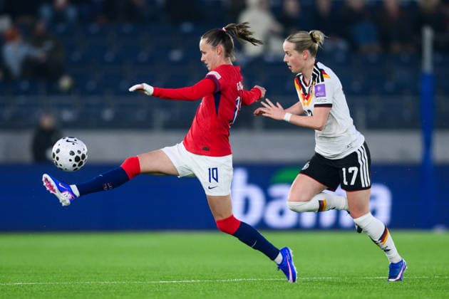260307 Caroline Graham Hansen of Norway and Franziska Kett of Germany during the FIFA Women s World Cup Qualifier football match between Norway and Germany on March 7, 2026 in Stavanger Photo Marius Simensen BILDBYRAN COP 238 MM0060 bbeng dam vm kval vm kvalifisering kvinner vm kvalik football fotball landskamp soccer fifa world cup qualifier norge norway tyskland germany  Copyright: MARIUSxSIMENSEN BB260307ZP108