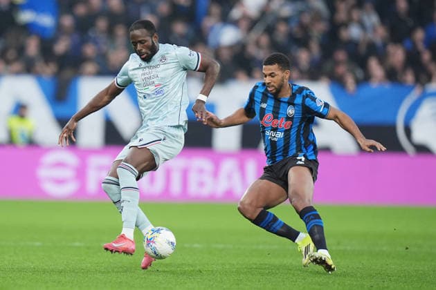 Udinese s Keinan Davis fights for the ball with Atalanta s Isak Hien during the Serie A soccer match between Atalanta and Udinese at the New Balance Arena in Bergamo , north Italy - Saturday , March 07 , 2026. - Soccer .  Copyright: xSpada LaPressex