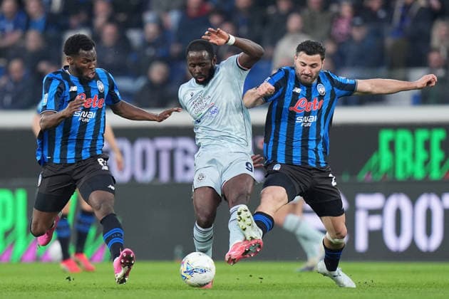 Udinese s Keinan Davis fights for the ball with Atalanta s Sead Kolasinac during the Serie A soccer match between Atalanta and Udinese at the New Balance Arena in Bergamo , north Italy - Saturday , March 07 , 2026. - Soccer .  Copyright: xSpada LaPressex