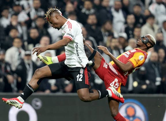 Besiktas v Galatasaray - Turkish Super Lig ISTANBUL, TURKIYE - MARCH 07: Besiktas’ Emmanuel Agbadou (12) and Galatasaray’s Victor Osimhen (45) compete for the ball during the Turkish Super Lig week 25 match between Besiktas and Galatasaray at Tupras Stadium in Istanbul, Turkiye, on March 07, 2026. Ali Atmaca Anadolu Istanbul Turkey. Editorial use only. Please get in touch for any other usage.  Copyright: x2026xAnadoluxAlixAtmacax