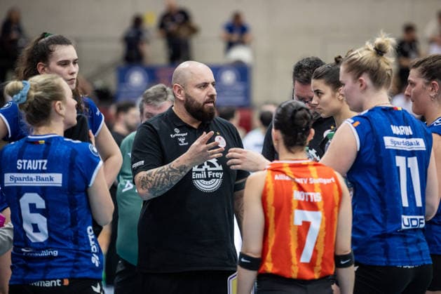 Konstantin Bitter Allianz MTV Stuttgart, Head Coach Address to the team, Time-out GER, Allianz MTV Stuttgart USC Muenster, Volleyball Bundesliga, VBL, Season 2025 2026, 07 03 2026 GER, Allianz MTV Stuttgart USC Muenster, Volleyball Bundesliga, VBL, Season 2025 2026, 07 03 2026 Stuttgart Copyright: xSandyxDinkelackerx EP_SDR