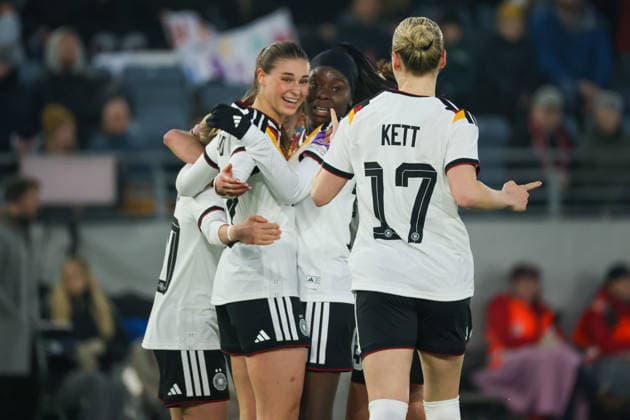 Stavanger, Norway 07 March 2026 UEFA Womens World Cup Qualifier Norway Women vs Germany Women In the picture goal scorer Elisa Senß Senss Germany , hidden in the picture, makes the goal to 1 0 for Germany and Jule Brand Germany , Nicole Anyomi Germany and Rebecca Knaak Germany cheer with her Copyright: HMBxMedia MadeleinexFantini