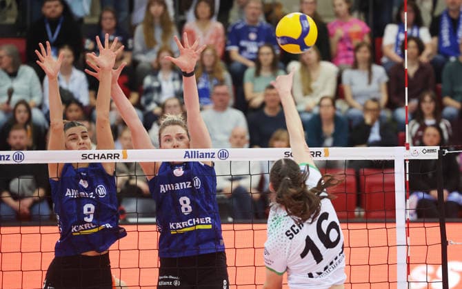 Stuttgart , Bundesliga Volleyball Allianz MTV Stuttgart vs USC Münster , from left Anna Koulberg Eleanor Holthaus Stgt Lena Schultze Münster