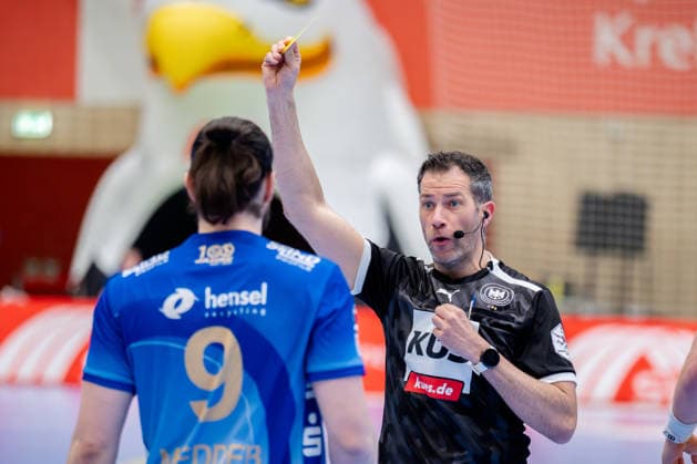 Krefeld, 07 03 2026, Handball, Men, 2 Bundesliga, 23 Matchday, 2025 2026 HSG Krefeld Niederrhein TV Großwallstadt Thorsten Kuschel Referee warns Yessine Meddeb TV Großwallstadt, 9 Krefeld Glockenspitzhalle NRW Germany