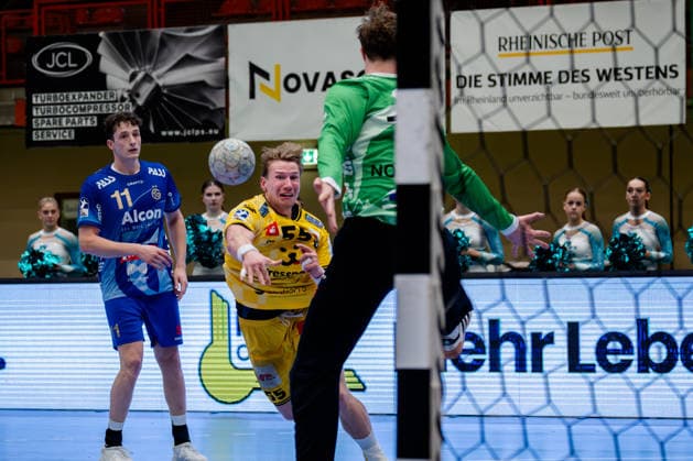 Krefeld, 07 03 2026, Handball, Men, 2 Bundesliga, 23 Matchday, 2025 2026 HSG Krefeld Niederrhein TV Großwallstadt Niklas Ingenpaß HSG Krefeld Niederrhein, 55 on goal throw against Leon Nowottny TV Großwallstadt, 12 Krefeld Glockenspitzhalle NRW Germany