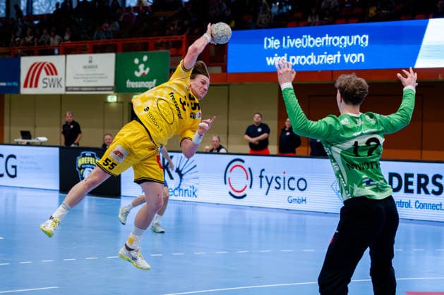 Krefeld, 07 03 2026, Handball, Men, 2 Bundesliga, 23 Matchday, 2025 2026 HSG Krefeld Niederrhein TV Großwallstadt Niklas Ingenpaß HSG Krefeld Niederrhein, 55 on goal throw against Leon Nowottny TV Großwallstadt, 12 Krefeld Glockenspitzhalle NRW Germany