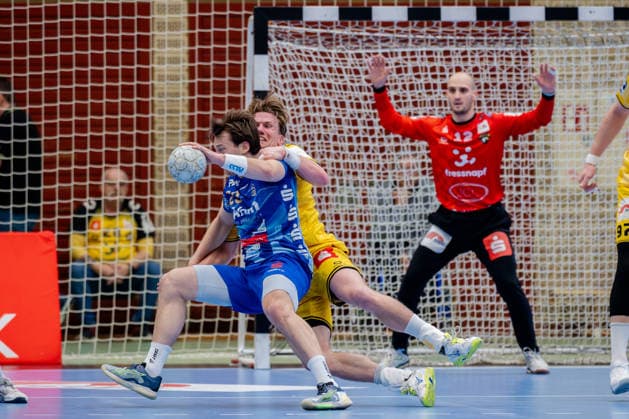 Krefeld, 07 03 2026, Handball, Men, 2 Bundesliga, 23 Matchday, 2025 2026 HSG Krefeld Niederrhein TV Großwallstadt Niklas Ingenpaß HSG Krefeld Niederrhein, 55 in duel with Maximilian Horner TV Großwallstadt, 29 Krefeld Glockenspitzhalle NRW Germany