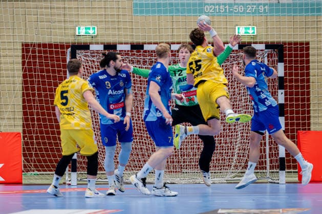 Krefeld, 07 03 2026, Handball, Men, 2 Bundesliga, 23 Matchday, 2025 2026 HSG Krefeld Niederrhein TV Großwallstadt Niklas Ingenpaß HSG Krefeld Niederrhein, 55 on goal throw against Leon Nowottny TV Großwallstadt, 12 Krefeld Glockenspitzhalle NRW Germany
