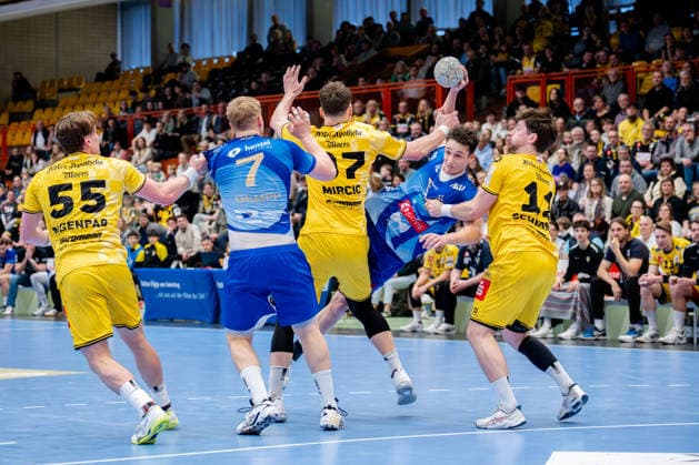 Krefeld, 07 03 2026, Handball, Men, 2 Bundesliga, 23 Matchday, 2025 2026 HSG Krefeld Niederrhein TV Großwallstadt Ole Klimpke TV Großwallstadt, 11 in duel with Matija Mircic HSG Krefeld Niederrhein, 97 and Lucas Schneider HSG Krefeld Niederrhein, 11 Krefeld Glockenspitzhalle NRW Germany