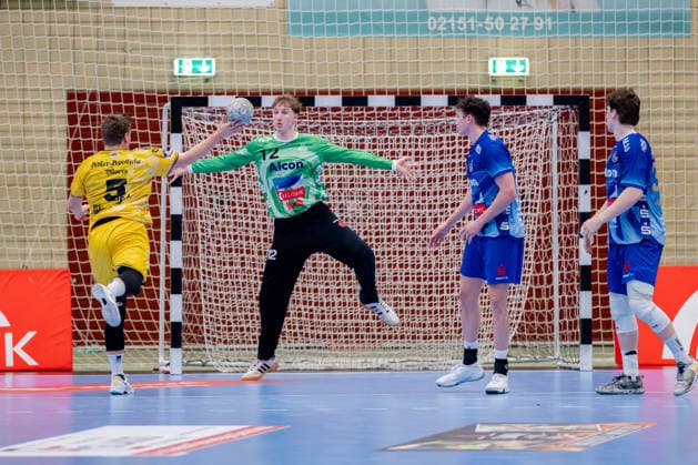 Krefeld, 07 03 2026, Handball, Men, 2 Bundesliga, 23 Matchday, 2025 2026 HSG Krefeld Niederrhein TV Großwallstadt Falk Kolodziej HSG Krefeld Niederrhein, 5 on goal throw against Leon Nowottny TV Großwallstadt, 12 Krefeld Glockenspitzhalle NRW Germany