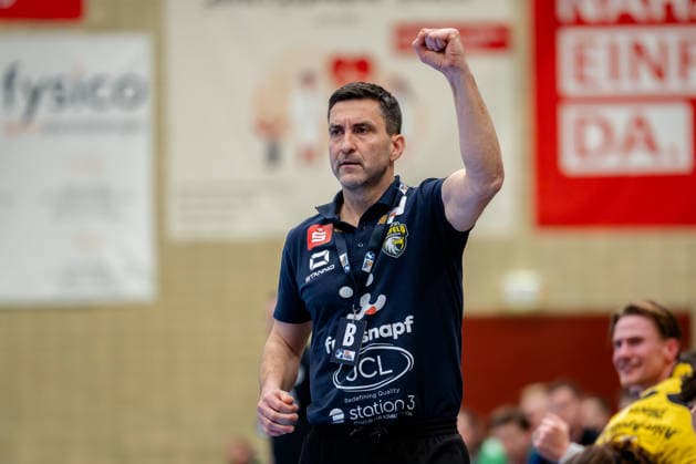 Krefeld, 07 03 2026, Handball, Men, 2 Bundesliga, 23 Matchday, 2025 2026 HSG Krefeld Niederrhein TV Großwallstadt Mark Schmetz HSG Krefeld Niederrhein, Coach cheering on the sidelines Krefeld Glockenspitzhalle NRW Germany