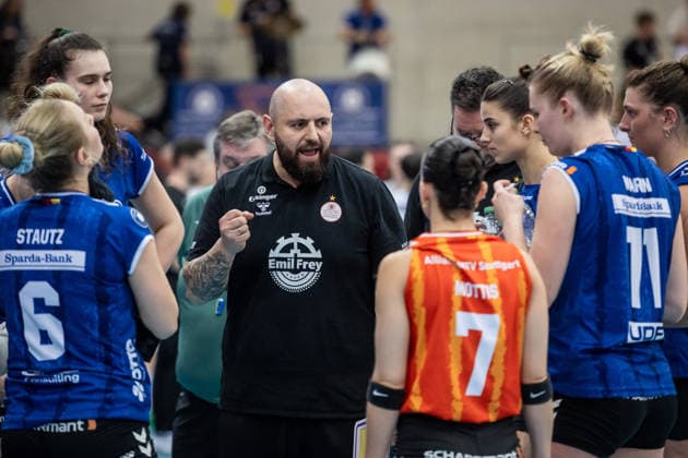 Konstantin Bitter Allianz MTV Stuttgart, Head Coach Address to the team, Time-out GER, Allianz MTV Stuttgart USC Muenster, Volleyball Bundesliga, VBL, Season 2025 2026, 07 03 2026 GER, Allianz MTV Stuttgart USC Muenster, Volleyball Bundesliga, VBL, Season 2025 2026, 07 03 2026 Stuttgart Copyright: xSandyxDinkelackerx EP_SDR