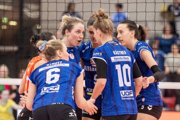 Eleanor Holthaus Allianz MTV Stuttgart, 08 , center watches Pia Kaestner Allianz MTV Stuttgart, 10 , team circle, motivation GER, Allianz MTV Stuttgart USC Muenster, Volleyball Bundesliga, VBL, season 2025 2026, 07 03 2026 GER, Allianz MTV Stuttgart USC Muenster, Volleyball Bundesliga, VBL, season 2025 2026, 07 03 2026 Stuttgart Copyright: xSandyxDinkelackerx EP_SDR