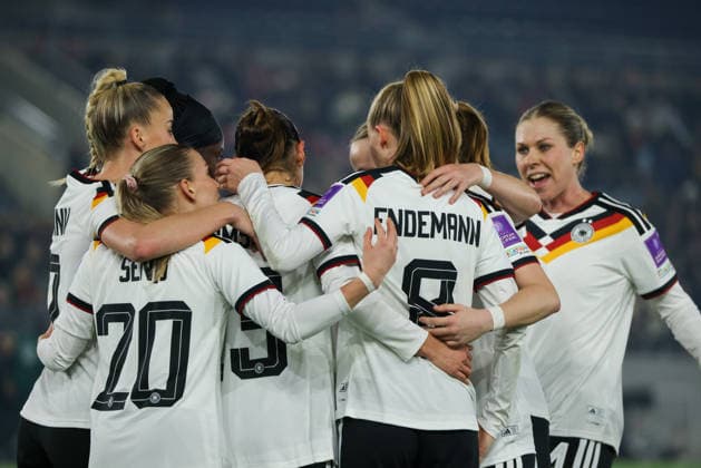 Stavanger, Norway 07 March 2026 UEFA Womens World Cup Qualifier Norway Women vs Germany Women In the picture goal scorer Carlotta Wamser Germany , center in the picture, scores the goal to 2 0 for Germany and cheers with her teammates Copyright: HMBxMedia MadeleinexFantini