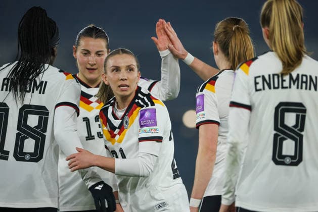Stavanger, Norway 07 March 2026 UEFA Womens World Cup Qualifier Norway Women vs Germany Women In the picture scorer Vivien Endemann Germany , right in the picture scores the goal to 3 0 for Germany and cheers with Nicole Anyomi Germany , Carlotta Wamser Germany Elisa Senß Senss Germany and her teammates Copyright: HMBxMedia MadeleinexFantini
