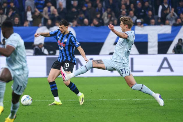 Atalanta BC v Udinese Calcio - Serie A Lazar Samardzic and Thomas Kristensen are in action during the Serie A match between Atalanta BC and Udinese in Bergamo, Italy, on March 7, 2026, at New Balance Arena Bergamo Bergamo Italy  Copyright: xMairoxCinquettix originalFilename:cinquetti-atalanta260307_npYjj.jpg