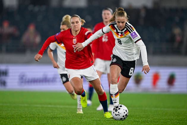 World Cup qualifying match between Norway and Germany Stavanger 20260307 Germany s Vivien Endemann with the ball in front of Norway s Marit Bratberg Lund during the World Cup qualifying match between Norway and Germany at Lyse Arena in Stavanger Photo Carina Johansen NTB Stavanger Norway EDITORIAL USE ONLY RESTRICTED USE FOR BETTING COMPANIES  Copyright: xCarinaxJohansenx xNTBx