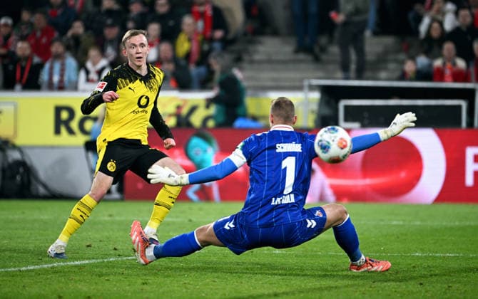 Fussball, Bundesliga, Deutschland, Herren, Saison 2025 2026, 25. Spieltag, Rhein Energie Stadion Köln, 1. FC Köln - Borussia Dortmund; Maximilian Beier (BVB) erzielt das Tor zum 0:2 gegen Marvin Schwäbe (KOE). Aktion *** Football, Bundesliga, Germany, Men, Season 2025 2026, Matchday 25, Rhein Energie Stadion Köln, 1 FC Köln Borussia Dortmund Maximilian Beier BVB scores the goal for 0 2 against Marvin Schwäbe KOE Action