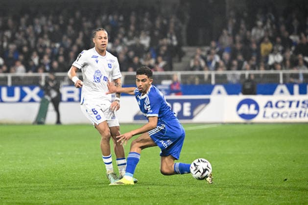 AJ Auxerre v RC Strasbourg Alsace - Ligue 1 McDonald s 2025 2026 25 Gessime YASSINE (rcsa) - 05 Kevin DANOIS (aja) during the Ligue 1 McDonald s match between AJ Auxerre and RC Strasbourg Alsace at Stade Abbe Deschamps on March 7, 2026 in Auxerre, France. Auxerre France  Copyright: xFEPx 776348310